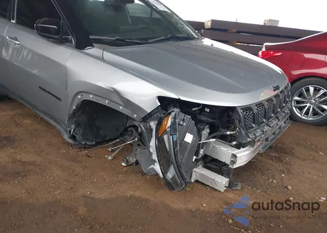 2024 Jeep Compass Latitude 4X4 z USA, uszkodzony, nr VIN 3C4NJDBN6RT588019